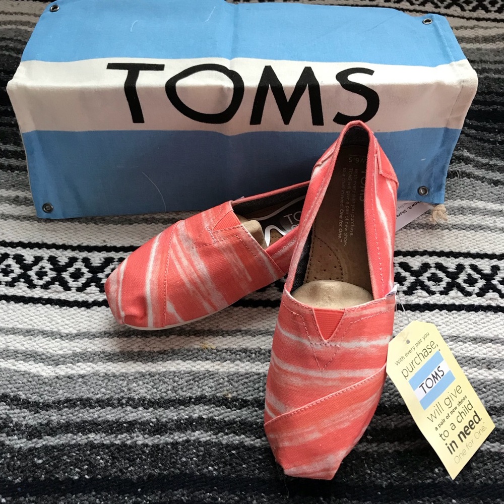 NWT TOMS Classics